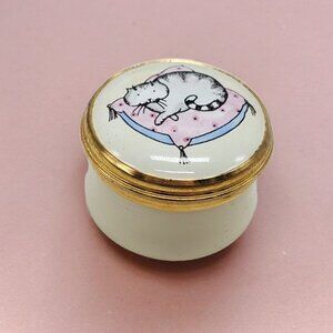 Vtg Crummles English Enamels Cat On Pillow Trinket Pill Box Gray Tabby Tiny